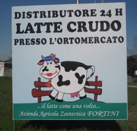 cartellone che indica un distributore di latte crudo