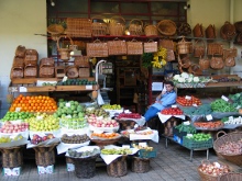 un banco di frutta e verdura al mercato