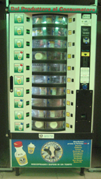 un distributore di latte crudo nella metro di milano