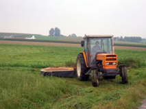 trattore nel campo