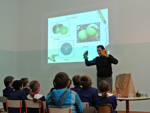 Dott. Bacchi in aula con bambini