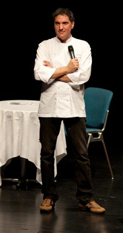 lo chef Pino Lavarra sul palco
