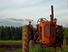 un trattore nel campo