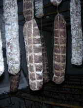 salumi in fase di stagionatura