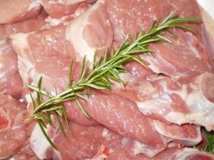 taglio di carne di agnello con il rosmarino
