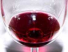 un bicchiere di vino rosso