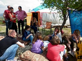 persone fuori dalla yurta durante il pic nic della decrescita