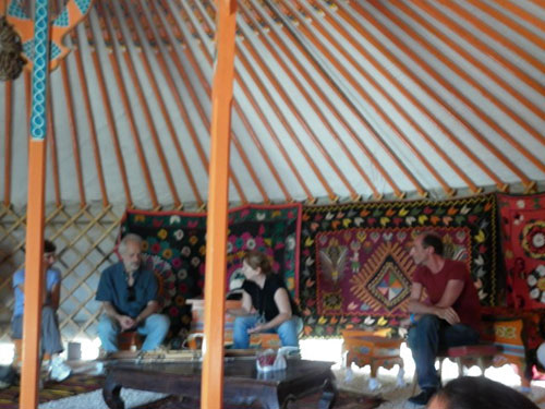 syusy, silvano cristiani e martino dentro la yurta