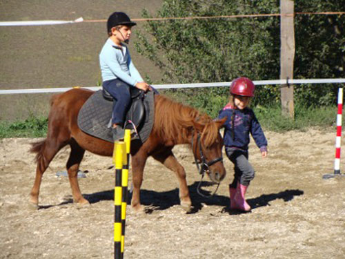 bambini sui pony al maneggio cavaioni