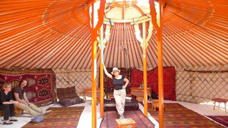 syusy dentro la yurta
