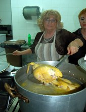 Anna Lupo prepara il brodo di cappone