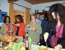 ospiti assaggiano i piatti del convivio