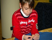 un bambino si cimenta nella chiusura del tortellino