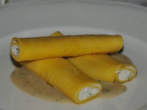 Cannelloni di ricotta e pinoli e finocchietto selvatico su vellutata di fave secche all’olio extra vergine e pepe nero