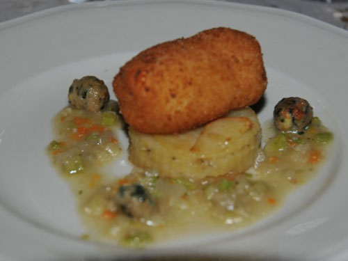 Crocchetta di primo sale imbottita e mille foglie di patate alla polvere di rosmarino con ristretto di verdurine e polpettine di pane