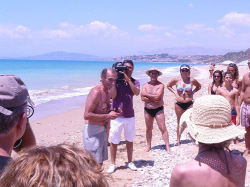 martino sulla spiaggia con i partecipanti