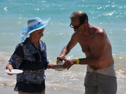 martino con una partecipante sulla spiaggia