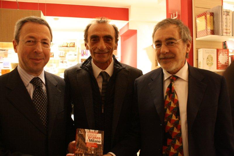 Martino tiene in mano il suo libro