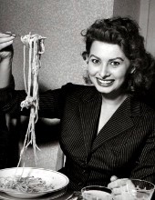 sophia loren con un piatto di spaghetti