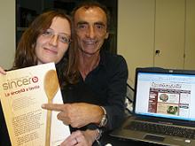 Silvia e Martino mostrano il Manifesto della Compagnia