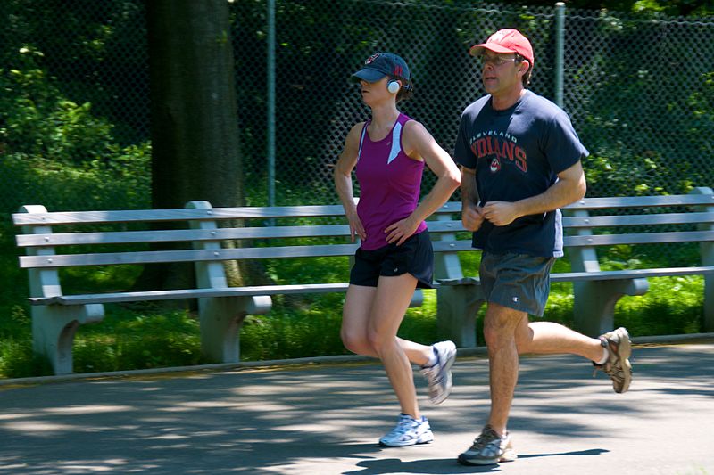 una coppia che fa jogging nel parco