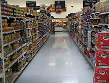 gli scaffali colmi di un supermercato