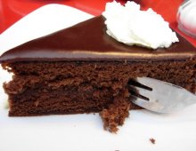 una fetta di torta sacher