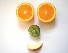 un viso sorridente composto usando la frutta