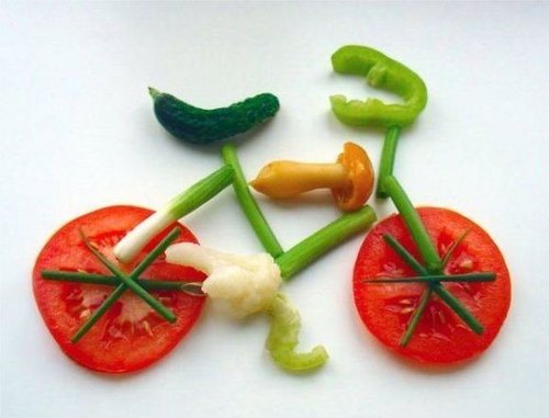 una bicicletta disegnata con le verdure