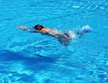 ragazzo che nuota in piscina