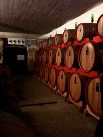 botti nella cantina dell'azienda Castelvecchio