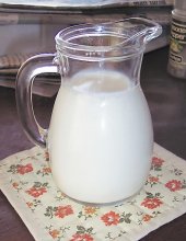 una caraffa contenente latte