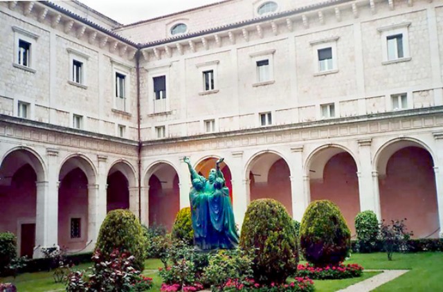 chiostro dell'abbazia di montecassino 