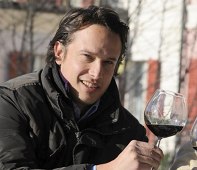Luca Faccinelli con un calice di vino Ortensio Lando