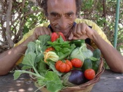 Martino con un cesto di verdure estive colorate