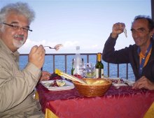 Martino e Patrizio a pranzo sul mare