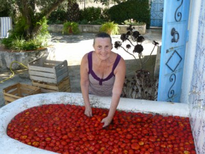 la sorella di martino e una vasca piena di pomodori