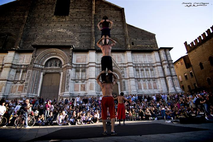 i buskers davanti a San Petronio