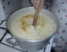 la preparazione del risotto allo zafferano
