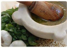 pesto nel mortaio con ingredienti