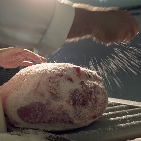 salagione del prosciutto di parma