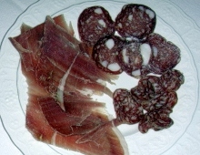 piatto di affettati con prosciutto e corallina