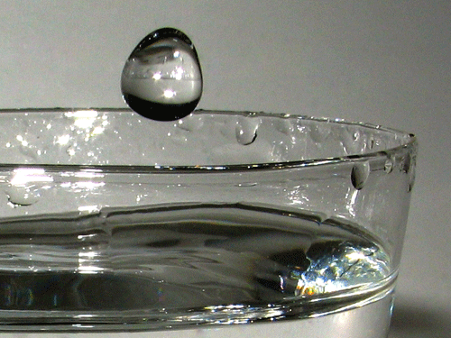 un bicchiere con l'acqua