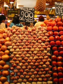 un banco di verdura in un mercato