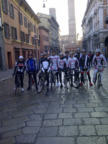 gruppo di ciclisti a bologna
