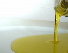 olio extravergine che sgorga da una bottiglia