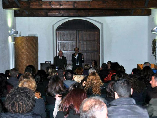 la sala del museo con la presentazione