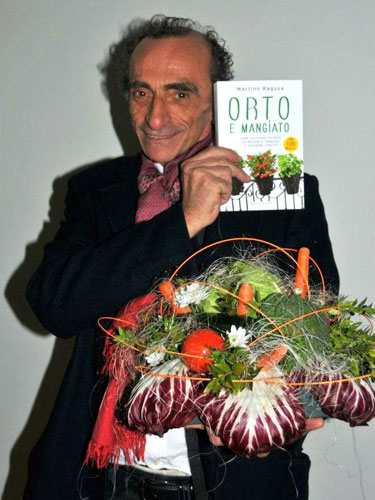 martino con il bouquet di verdure e il libro