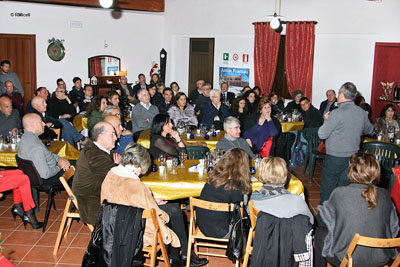 la sala dell'evento piena di gente