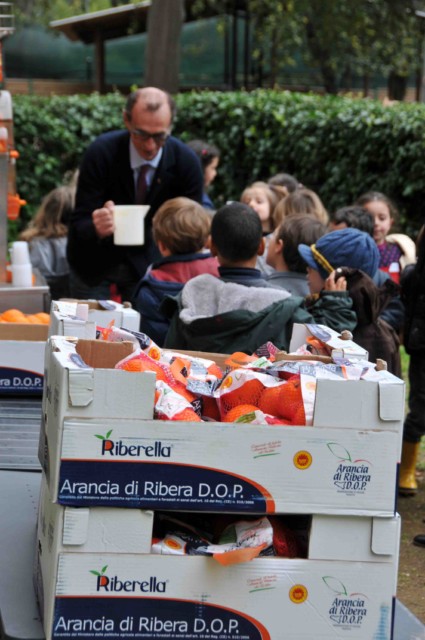 martino coi bambini della scuola primaria